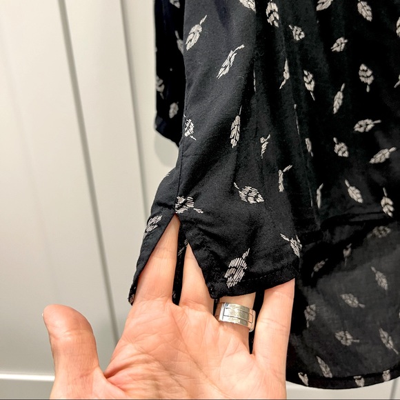 American Eagle Blouse - Black and white leaf pattern - Picture 6 of 9